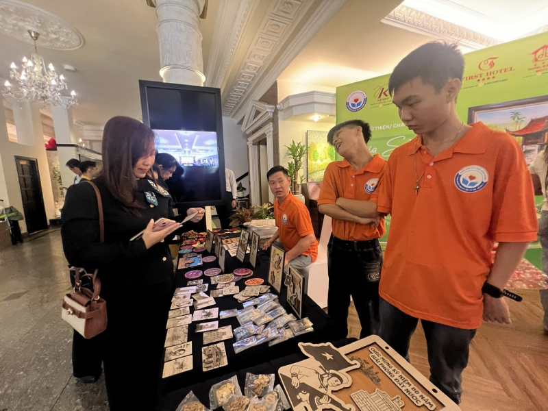 Du khách nước ngoài xúc động khi xem tác phẩm của người khuyết tật và trẻ mồ côi  -0