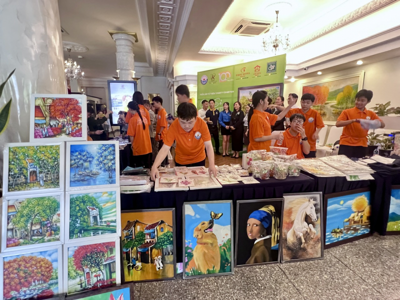 Du khách nước ngoài xúc động khi xem tác phẩm của người khuyết tật và trẻ mồ côi  -0