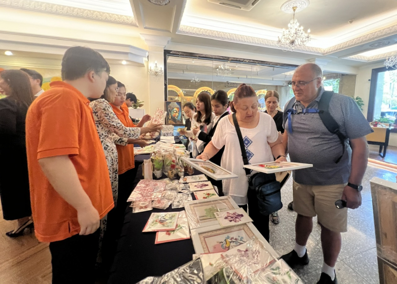 Du khách nước ngoài xúc động khi xem tác phẩm của người khuyết tật và trẻ mồ côi  -0