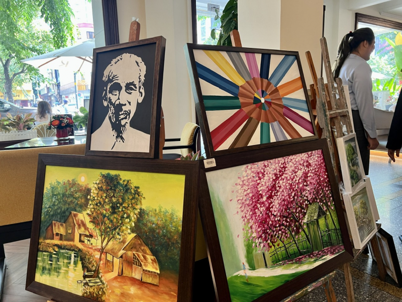 Du khách nước ngoài xúc động khi xem tác phẩm của người khuyết tật và trẻ mồ côi  -0