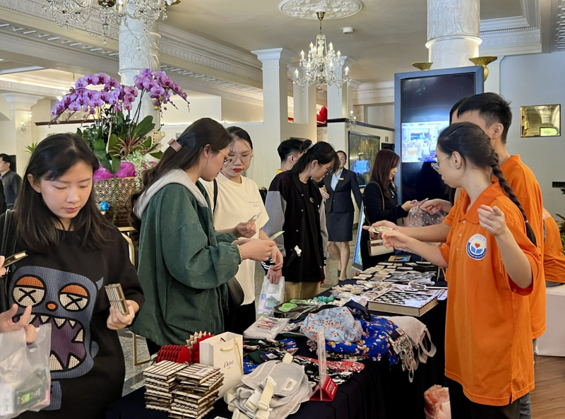 Du khách nước ngoài xúc động khi xem tác phẩm của người khuyết tật và trẻ mồ côi  -0