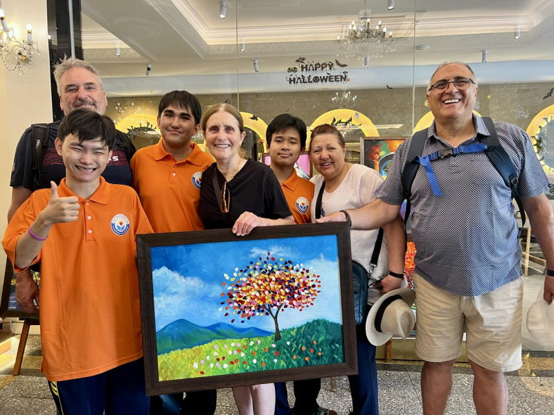 Du khách nước ngoài xúc động khi xem tác phẩm của người khuyết tật và trẻ mồ côi  -0