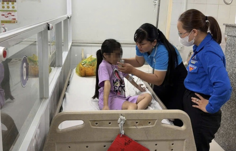 Bé gái 9 tuổi bị mẹ ruột và bạn trai đánh, ép nhúng lưỡi vào nước sôi -0