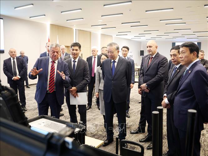 Tổng Bí thư Tô Lâm thăm Công ty công nghiệp quốc phòng Samel-90 của Bulgaria -0