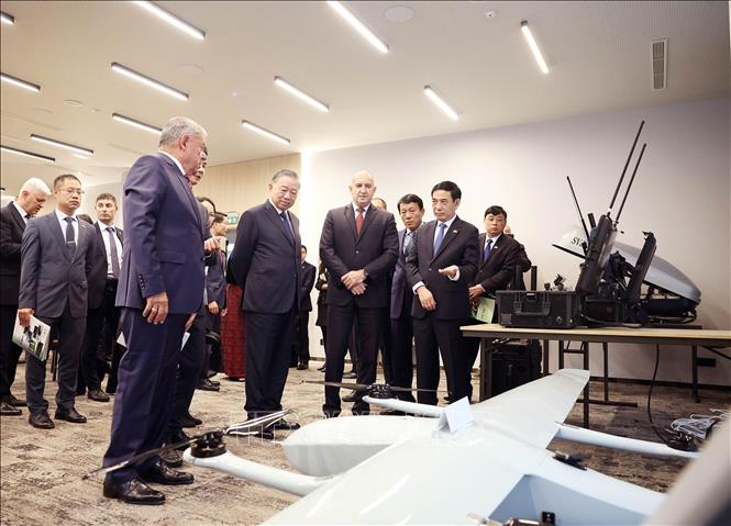 Tổng Bí thư Tô Lâm thăm Công ty công nghiệp quốc phòng Samel-90 của Bulgaria -0