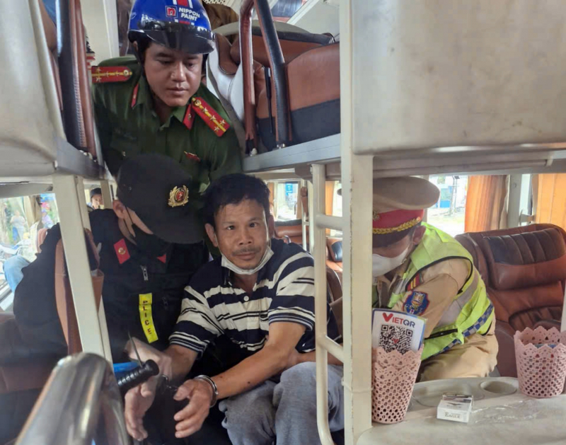 Bắt khẩn cấp đối tượng đâm trọng thương tình nhân và vợ vì ghen tuông -0