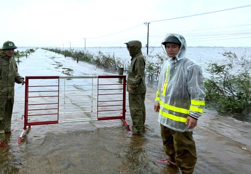 Hujan deras menyebabkan banyak rute lalu lintas di Hue terendam banjir, Jalan Raya Nasional 49 runtuh -0