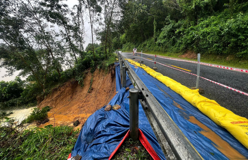 Hujan deras menyebabkan banyak rute lalu lintas di Hue terendam banjir, Jalan Raya Nasional 49 runtuh -0