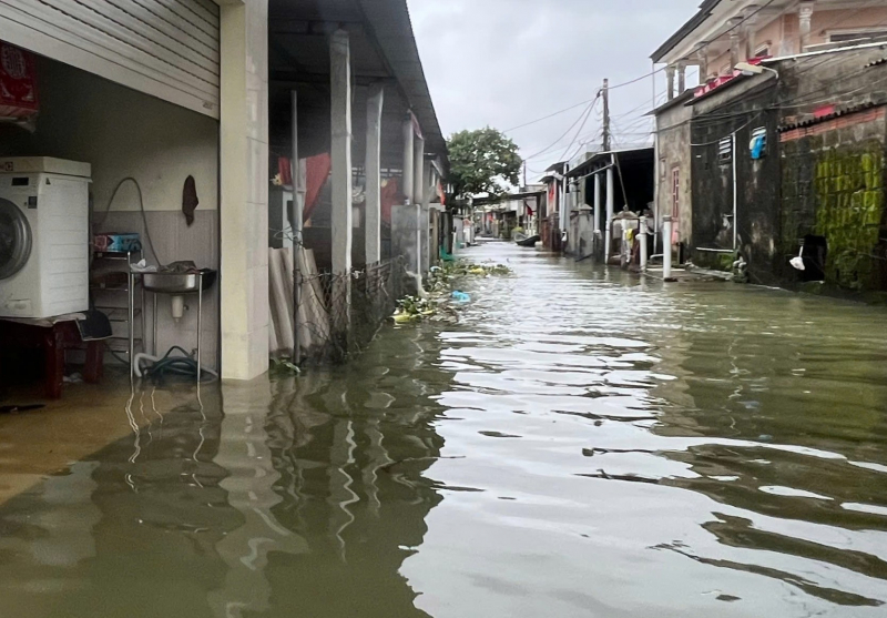 Hujan deras menyebabkan banyak rute lalu lintas di Hue terendam banjir, Jalan Raya Nasional 49 runtuh -0