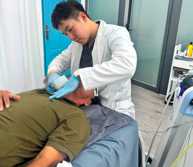 Bắt tạm giam nhóm đối tượng giả danh bác sĩ khám, chữa bệnh, lừa đảo hơn 17 tỷ đồng -1