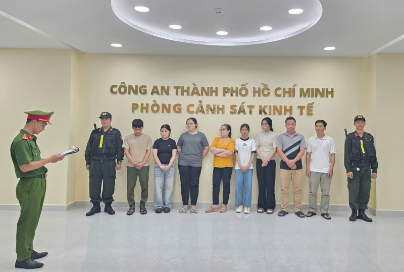 Triệt phá đường dây sản xuất, buôn bán hàng chục ngàn chai nước hoa giả các thương hiệu nổi tiếng -0