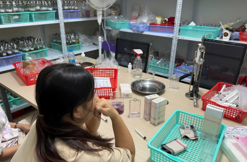Triệt phá đường dây sản xuất, buôn bán hàng chục ngàn chai nước hoa giả các thương hiệu nổi tiếng -0