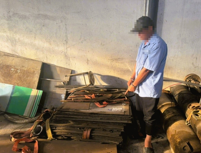 Tài xế chở tài sản của công ty đi bán lấy tiền tiêu xài -0