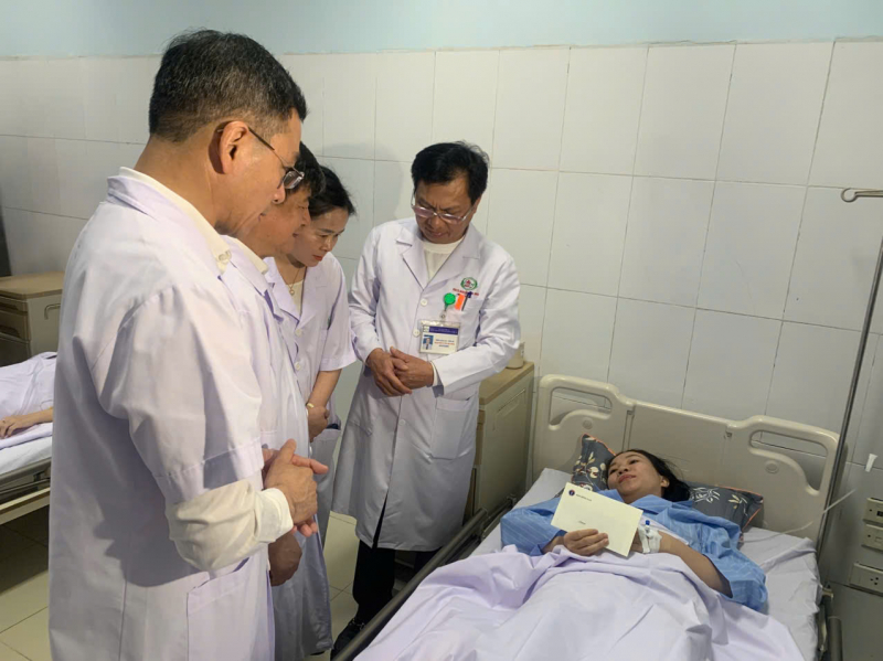 Bộ Y tế tặng bằng khen các điều dưỡng dũng cảm, bảo vệ an toàn cho bệnh nhân trong tình huống nguy cấp -0