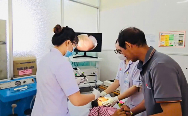             Nội soi “dọn” ổ ấu trùng trong tai một bệnh nhân ở Khánh Hòa -0