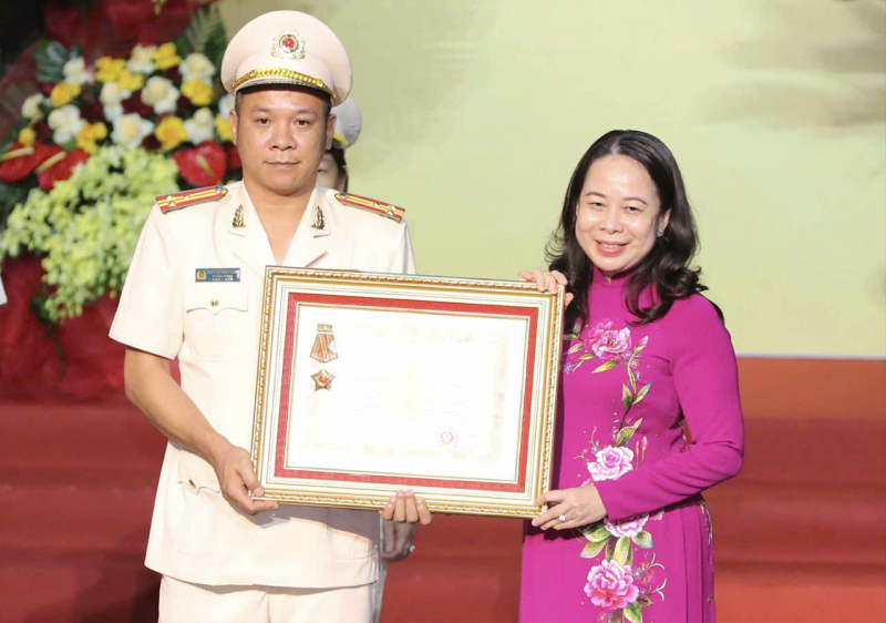 Tập thể Công an TP Hồ Chí Minh và nhiều cá nhân nhận các phần thưởng cao quý  -0