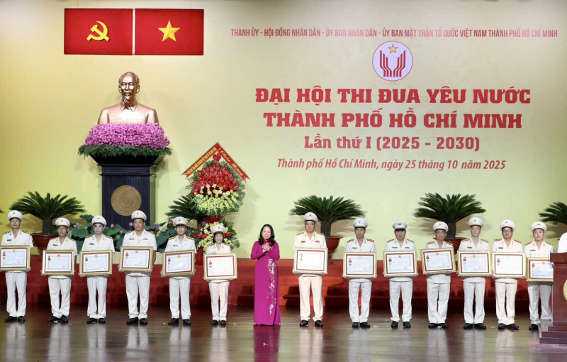 Tập thể Công an TP Hồ Chí Minh và nhiều cá nhân nhận các phần thưởng cao quý  -1