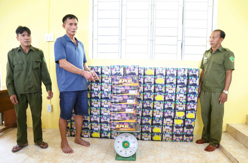 Bắt đối tượng nghiện ma túy buôn bán gần 340 kg pháo hoa nổ -0