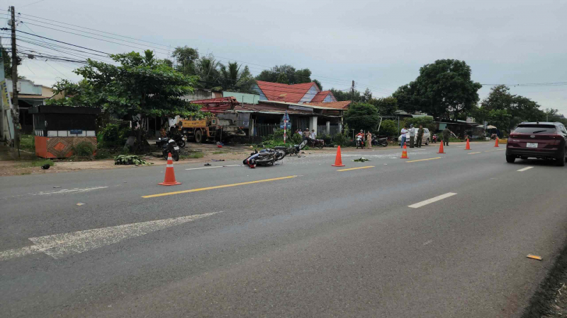 Xe máy tông nhau làm 2 người chết -0