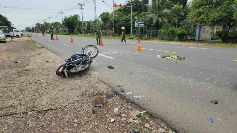 Xe máy tông nhau làm 2 người chết -0