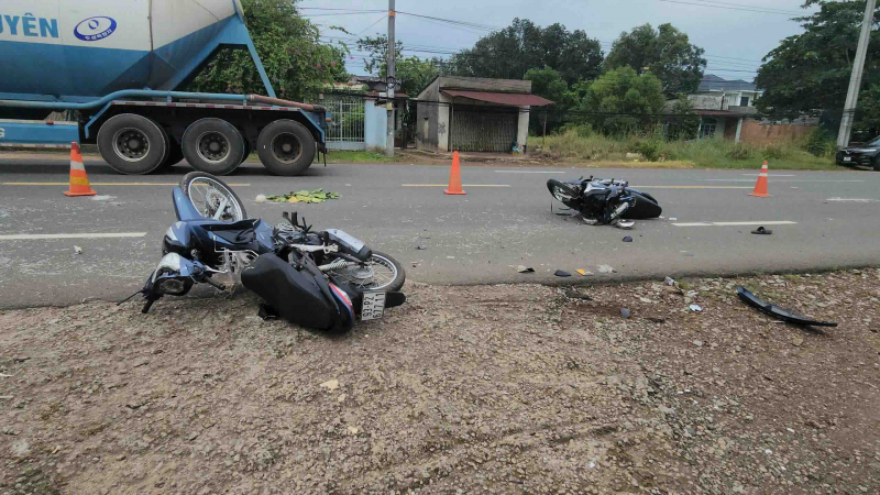 Xe máy tông nhau làm 2 người chết -0
