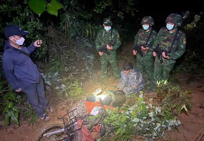 Bắt 2 đối tượng đang vận chuyển 160 kg thuốc nổ TNT ở biên giới -0