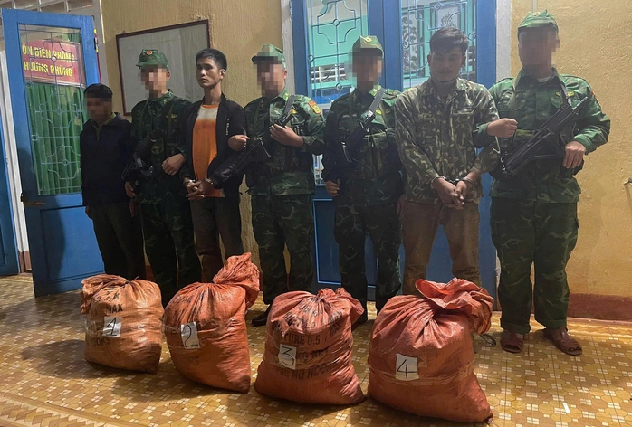 Bắt 2 đối tượng đang vận chuyển 160 kg thuốc nổ TNT ở biên giới -0