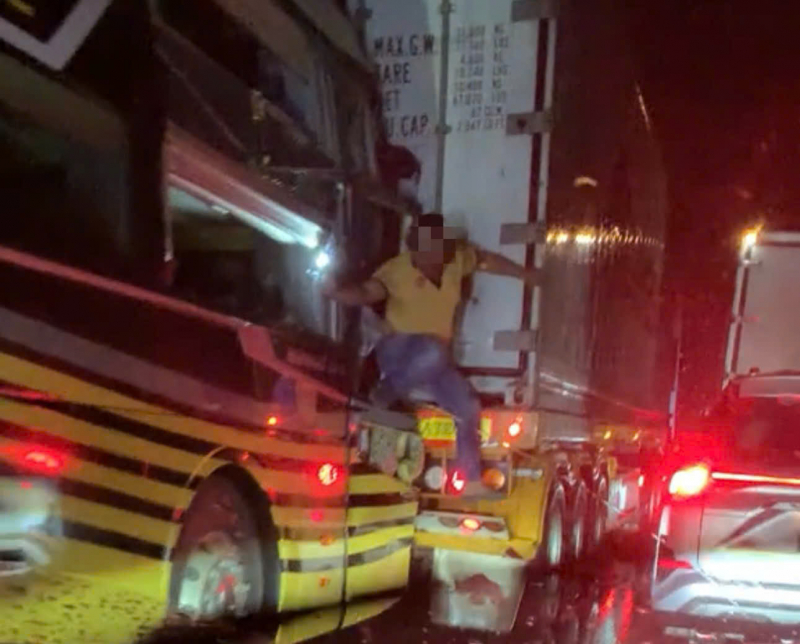 Na autostradzie -0 doszło do dwóch kolejnych kolizji drogowych