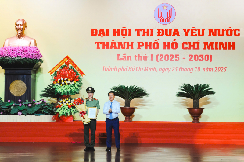 Tập thể Công an TP Hồ Chí Minh và nhiều cá nhân nhận các phần thưởng cao quý  -0