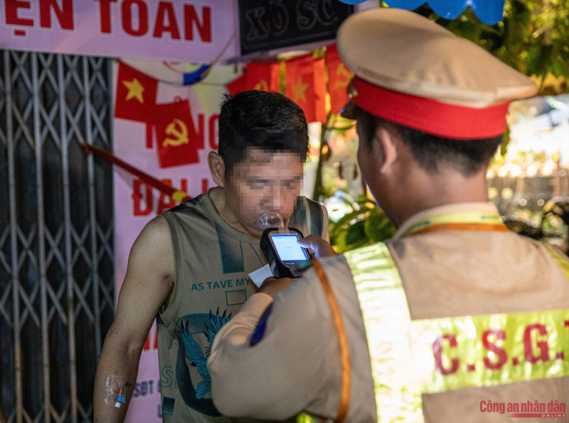 Gần 2.500 tài xế dính cồn tối thứ bảy -0