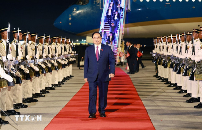 Thủ tướng tới Kuala Lumpur, bắt đầu chuyến công tác dự Hội nghị cấp cao ASEAN -0