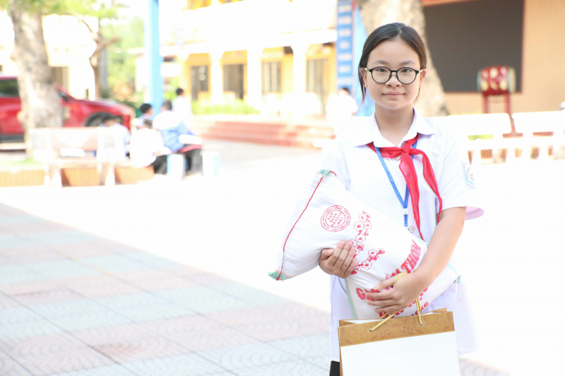 Hội Phụ nữ Cục Truyền thông CAND hỗ trợ học sinh Thái Nguyên khắc phục hậu quả sau bão số 11 -1