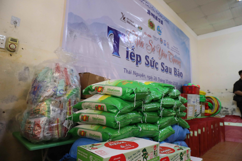 Hội Phụ nữ Cục Truyền thông CAND hỗ trợ học sinh Thái Nguyên khắc phục hậu quả sau bão số 11 -2