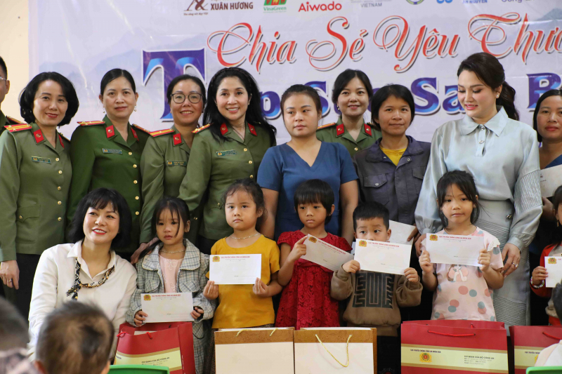 Hội Phụ nữ Cục Truyền thông CAND hỗ trợ học sinh Thái Nguyên khắc phục hậu quả sau bão số 11 -3