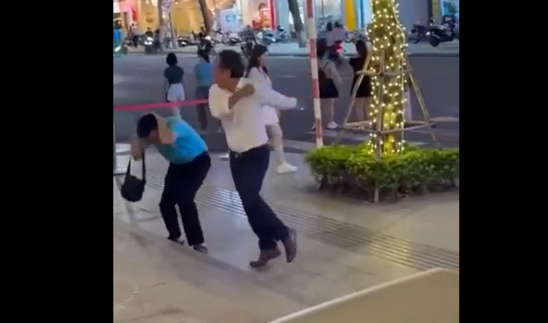 Công an phường Nha Trang vào cuộc xác minh, xử lý vụ người đàn ông đánh tài xế taxi trên lề phố -0