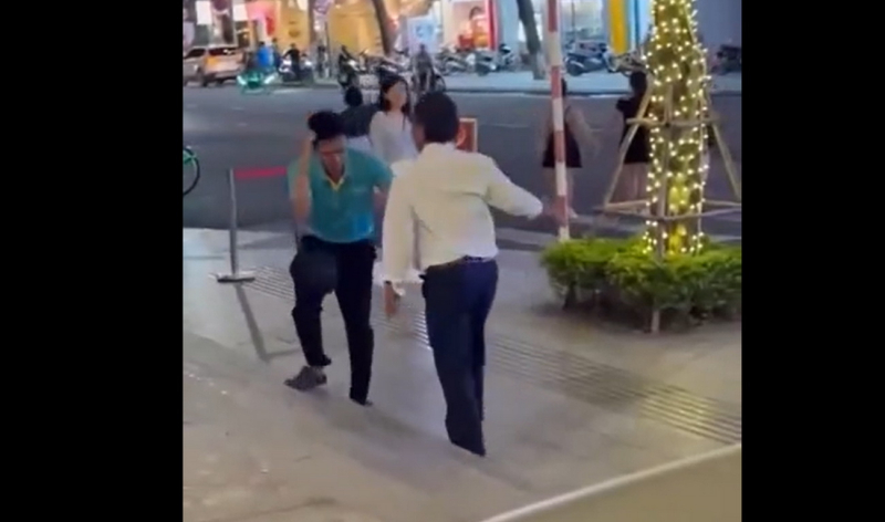 Công an phường Nha Trang vào cuộc xác minh, xử lý vụ người đàn ông đánh tài xế taxi trên lề phố -0