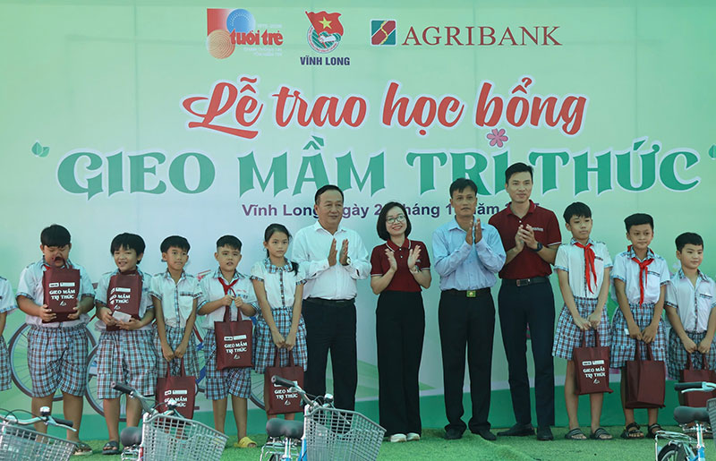 Agribank Chi nhánh Phú Nhuận trao học bổng “Gieo mầm tri thức” tại tỉnh Vĩnh Long -0