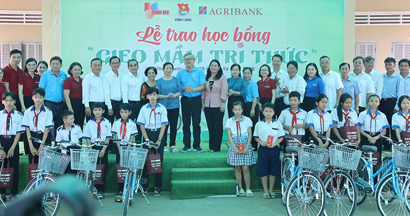 Agribank Chi nhánh Phú Nhuận trao học bổng “Gieo mầm tri thức” tại tỉnh Vĩnh Long -1