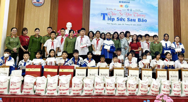 Hội Phụ nữ Cục Truyền thông CAND hỗ trợ học sinh Thái Nguyên khắc phục hậu quả sau bão số 11 -0