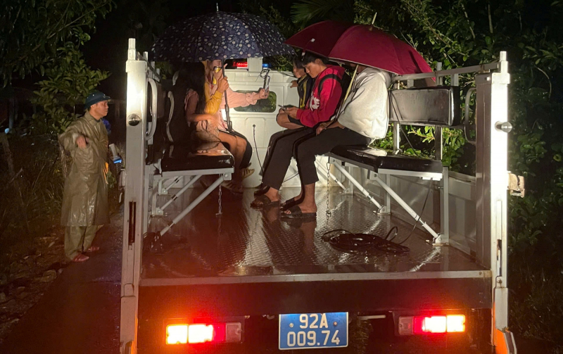 Di dời ngay trong đêm 33 hộ dân ở vùng nguy cơ sạt lở đến nơi an toàn -0