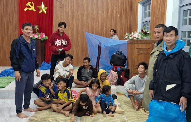 Di dời ngay trong đêm 33 hộ dân ở vùng nguy cơ sạt lở đến nơi an toàn -0