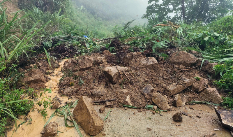 Nam sinh lớp 3 bị ngạt nước thương tâm trong mưa lũ -0