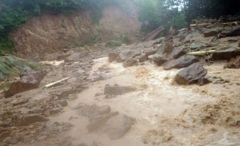 Gần 600 hộ dân tại vùng cao Đà Nẵng bị cô lập do sạt lở -0