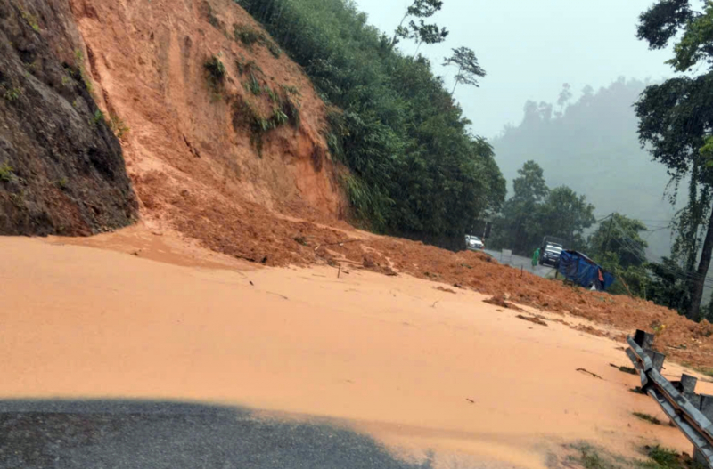 Gần 600 hộ dân tại vùng cao Đà Nẵng bị cô lập do sạt lở -0