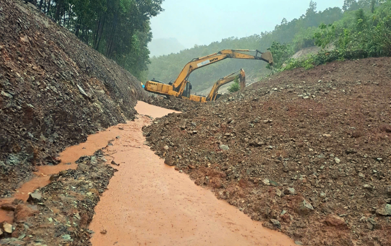 Mưa lũ, sạt lở gây chia cắt cục bộ nhiều nơi ở miền núi Đà Nẵng -0
