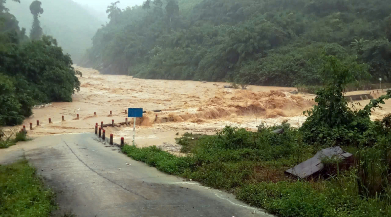 Mưa lũ, sạt lở gây chia cắt cục bộ nhiều nơi ở miền núi Đà Nẵng -0