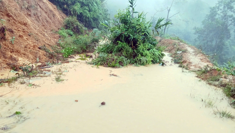 Mưa lũ, sạt lở gây chia cắt cục bộ nhiều nơi ở miền núi Đà Nẵng -0