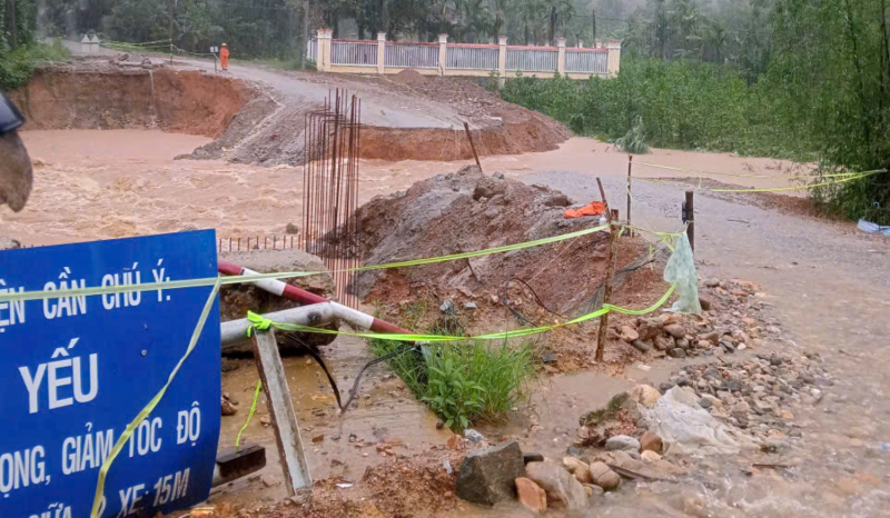 Mưa lũ, sạt lở gây chia cắt cục bộ nhiều nơi ở miền núi Đà Nẵng -0