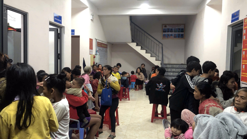 Công an xã vùng cao đưa gần 200 người dân về trụ sở, nấu mì tôm phục vụ giữa cao điểm mưa lũ -0