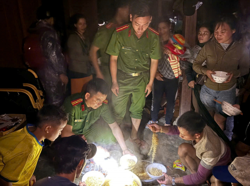 Công an xã vùng cao đưa gần 200 người dân về trụ sở, nấu mì tôm phục vụ giữa cao điểm mưa lũ -0